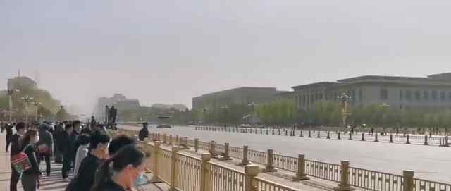 北京街头行人止步车辆鸣笛 真相到底是怎样的？
