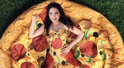 女子做出披萨礼服 诸多披萨爱好者啧啧称赞