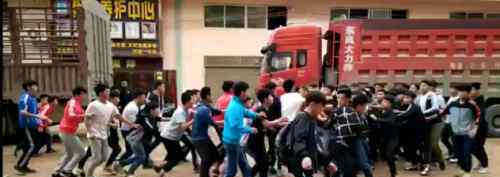 50名中学生群殴 打斗双方采取了赤手空拳形式对战