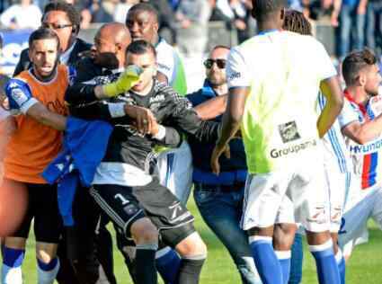 法甲球迷追打球员 这次骚乱导致比赛延期一个小时才开始