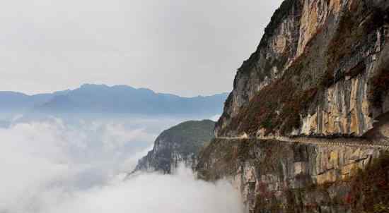 重庆村民自发凿出悬崖天路 公路盘旋于海拔1500多米高山