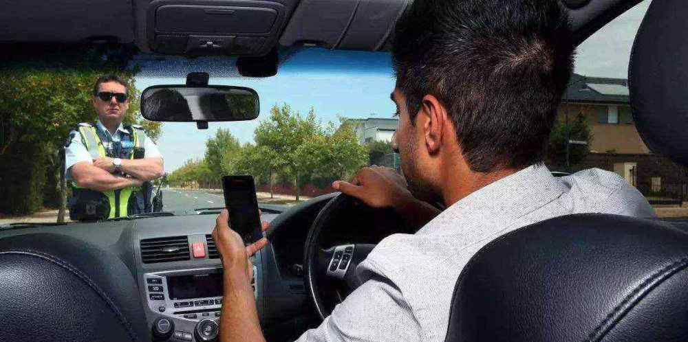 英国将全面禁止开车用手机 过程真相详细揭秘！