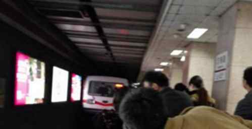 北京地铁2号线乘客坠轨 工作人员采取接触轨停电措施进行处理