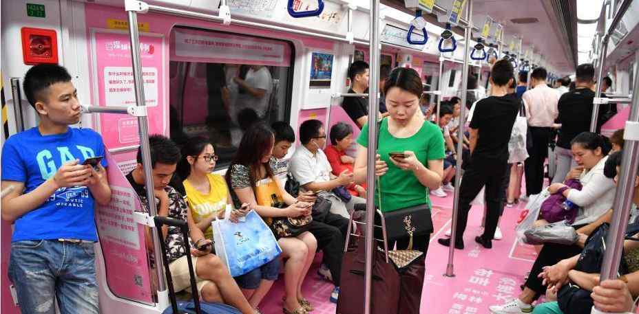 深圳开表白专列 粉红色的车厢里贴满了各种表白话语