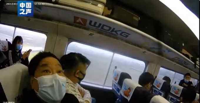 “你手脏 别靠我……”男子霸座还嫌乘务员手脏 行拘！