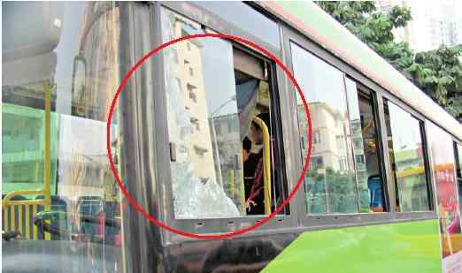 学生砸12辆公交车 出于对破窗锤好奇