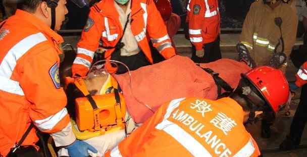 香港电车出轨 意外导致14人受伤