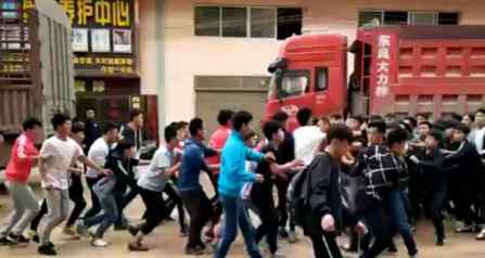 云南高中生群殴 参加群殴的人数在50人左右