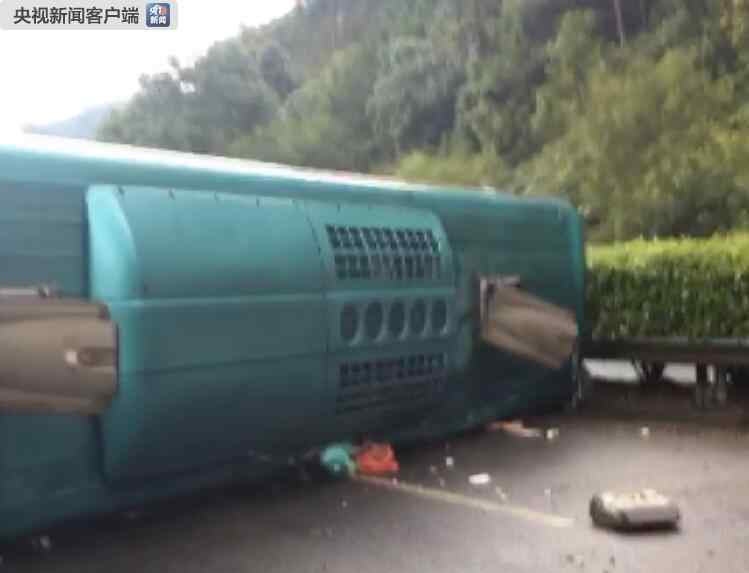 广西贺州客车侧翻 具体是啥情况?