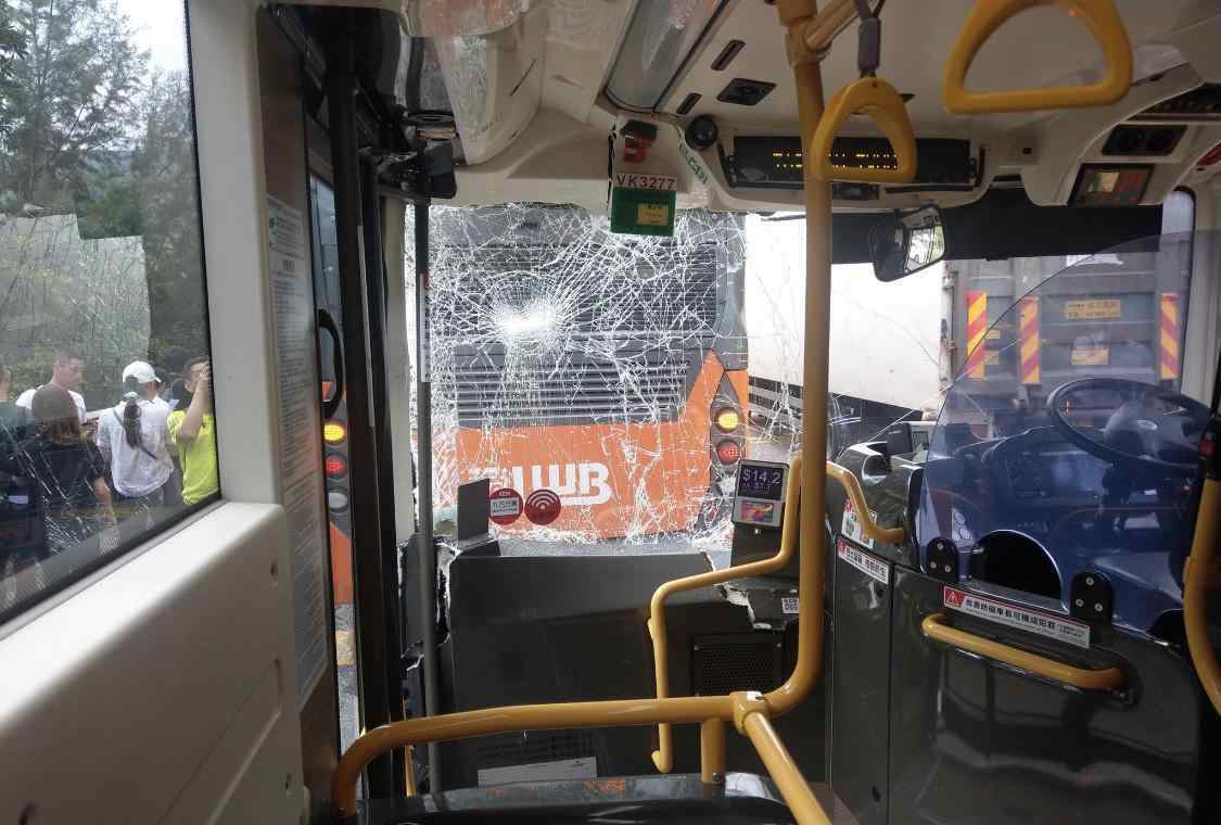 香港两大巴车相撞 事件详细经过！