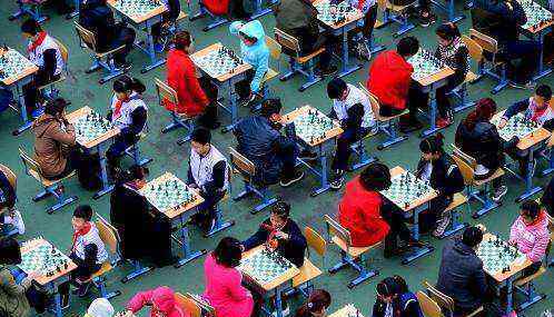小学千人对弈象棋 家长走进校园和孩子共成长