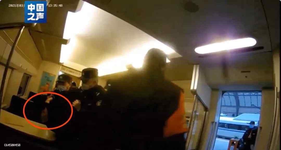 “你手脏 别靠我……”男子霸座还嫌乘务员手脏 行拘！