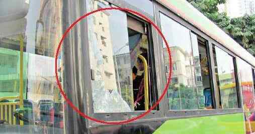 学生砸12公交车 砸车玻璃的竟然是4名小学生！