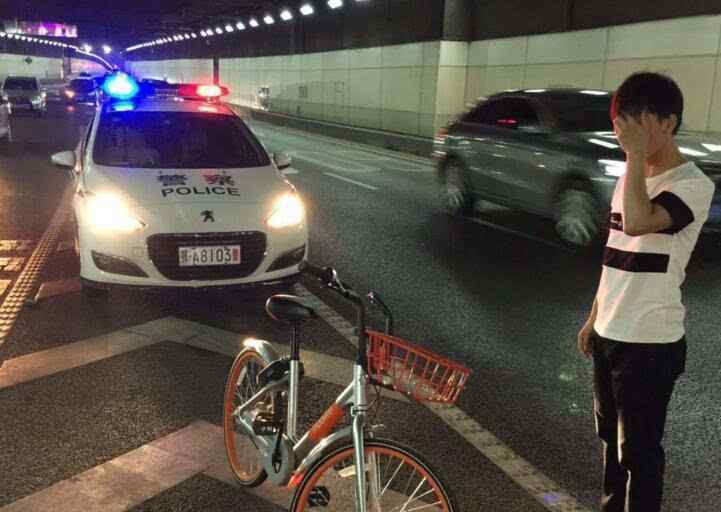 骑单车过长江隧道 交警广播提醒并处罚