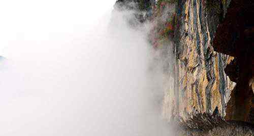 重庆村民自发凿出悬崖天路 盘旋于海拔1500多米的高山
