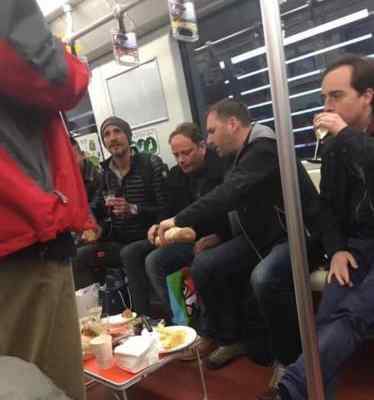 地铁摆桌大肆吃喝 地铁：并没有“禁止饮食”的相关条款