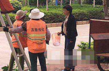 女子用垃圾桶怼绿化工 为什么不能相互理解一下？