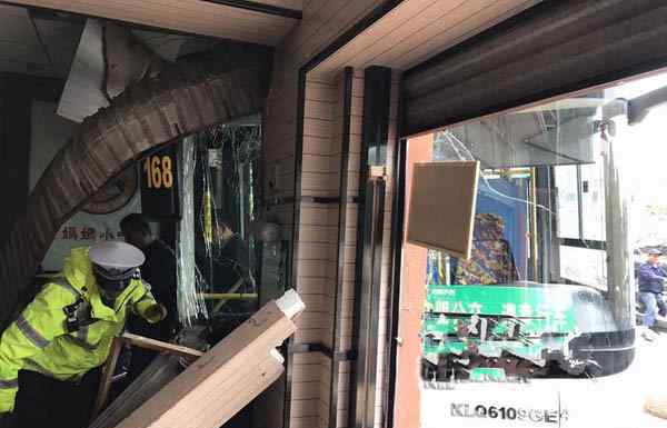 云南公交车撞入小吃店 因道路施工湿滑造成车辆行驶侧滑