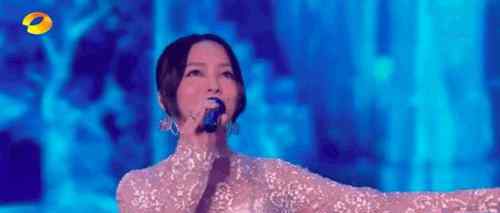 李佳琦趴窗户上看张韶涵好像壁虎 公费追星太爽了
