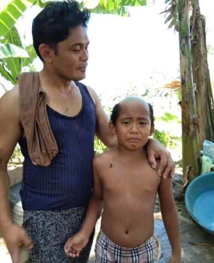 泰国父亲为儿子剪防疫发型 真相原来是这样！