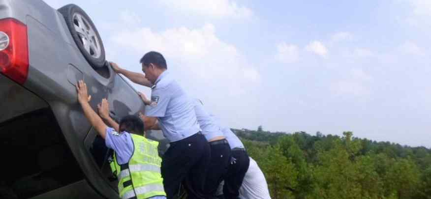 小轿车撞车后翻成“四脚朝天” 险掉下坝