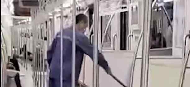 上海地铁回应保洁用拖把擦座椅 真相到底是怎样的？