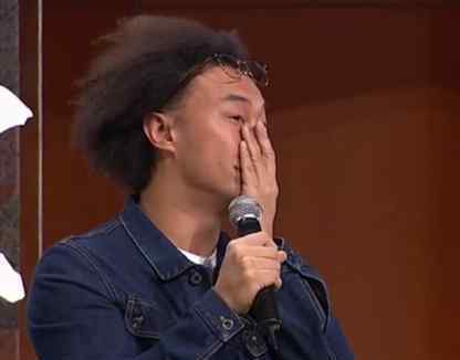 陈奕迅出席香港大学百周年的演讲 清唱哽咽爆哭