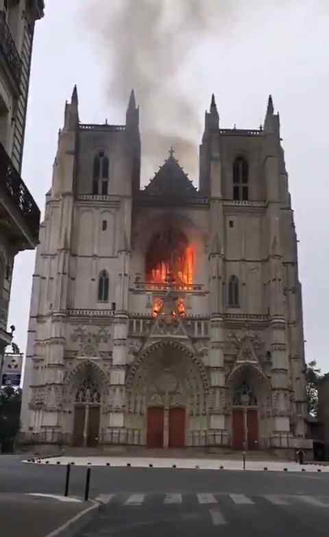 法国南特15世纪教堂发生火灾 登上网络热搜了！