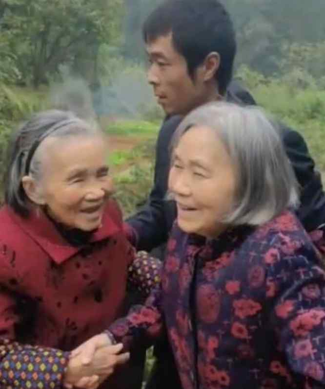 92岁姐姐拄拐给90岁妹妹祝寿 人的长寿8大秘诀轻松活到100岁