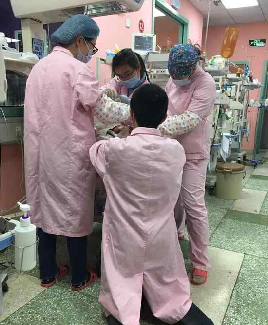 试管双胞胎早产 医生跪地半小时抢救