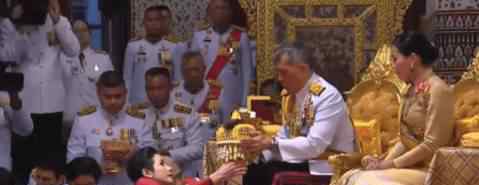 泰国国王公开纳妃 还原事发经过及背后原因！