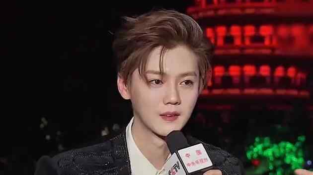 央视镜头下的鹿晗脸颊干净如明月 网友：真的不是18吗