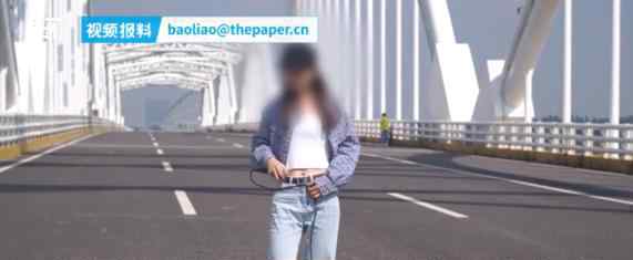 女孩站在大桥上正录着唱歌视频 竟意外拍到身后吓人画面
