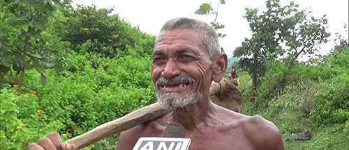 印度男子花30年挖水渠引水到村 他是怎么做到的