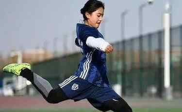 藏族女孩在男子足球队当队长 这究竟是什么情况？