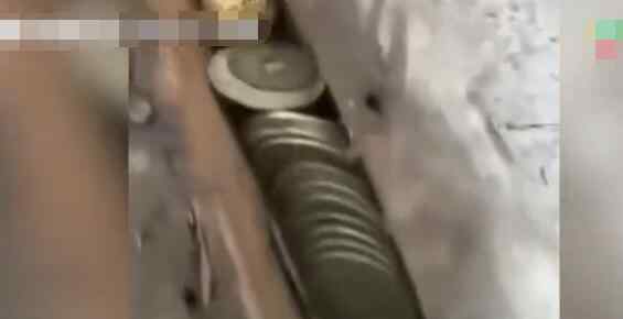 男子拆旧屋时意外掉下来一根木头 往里一看瞬间惊喜万分