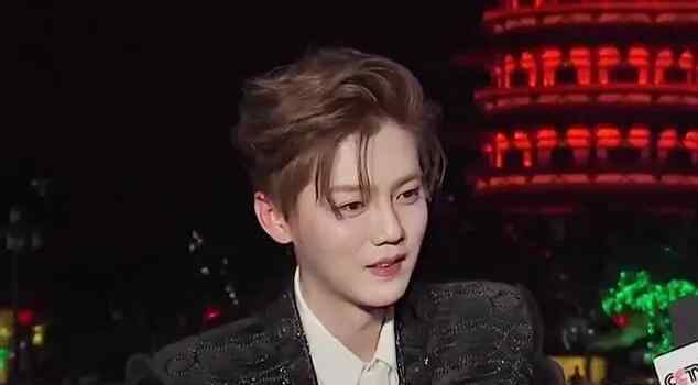 央视镜头下的鹿晗脸颊干净如明月 网友：真的不是18吗