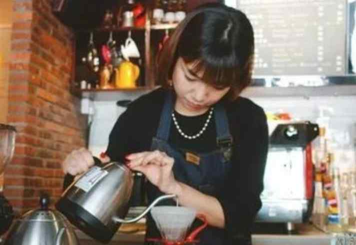 北京一咖啡厅强制客人消费 不消费就让他们滚出去