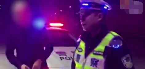 司机接单拉货半路闻到异味 打开后吓得直接报警