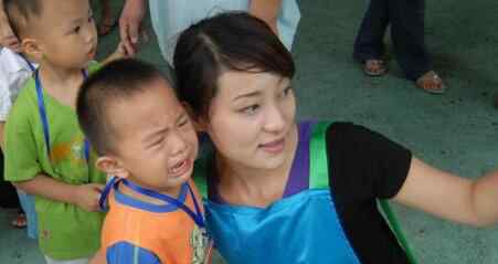 女儿上幼儿园第一天爸爸哭成泪人 旁边的妈妈却笑了