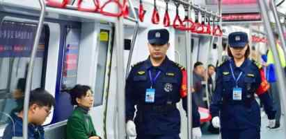 警方通报地铁安全员偷闻女子头发 具体怎么回事