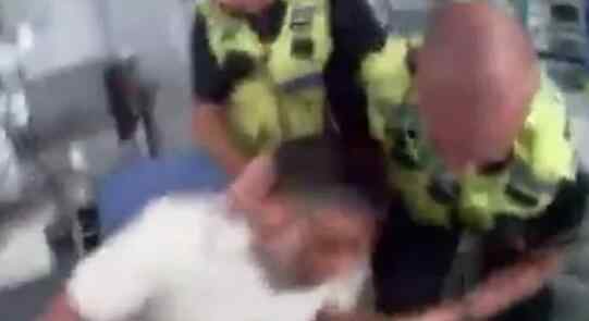 男子守着6岁重病女儿不愿拔呼吸机 被警方掐脖拖走现场惨烈