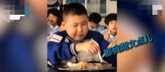 男孩吃饭太香被发现秒变优雅boy 现场画面曝光实在是太搞笑了
