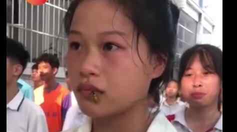 女生军训被马蜂爬嘴一动不动 后面同学的反应亮了