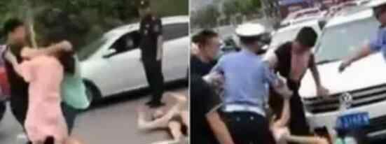男子与3名妙龄女子在街头互殴全程被拍 警察来了都拉不住