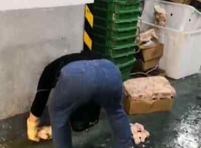 超市女员工在地上解冻生鸡腿 顾客拍下令人作呕画面