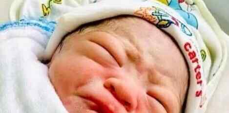 女子避孕2年仍然怀孕 男婴出生时手里抓着东西画面曝光太霸气