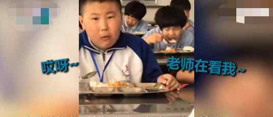 男孩吃饭太香被发现秒变优雅boy 现场画面曝光实在是太搞笑了