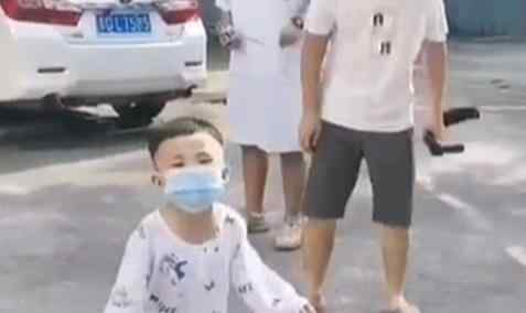 贵州28楼坠楼男童康复出院 爸爸感激涕零
