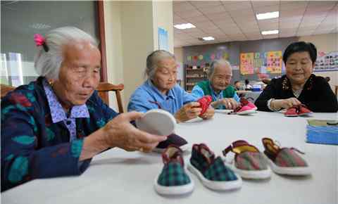 布鞋家园 苏州市庆元家园社区开展“不老时光 手艺传承”主题活动